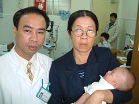 Dr.Tinhと未熟児網膜症の子供（両眼失明状態）