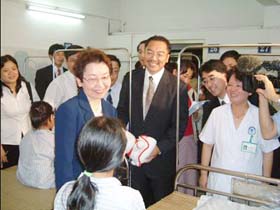 病室を訪問している様子（右側Prof.Thanh院長）