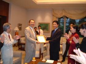 外務大臣感謝状授与式（大使公邸にて）