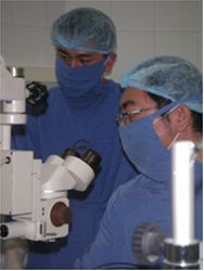 服部医師と一緒に執刀している筆者<br />(ロンアン省)